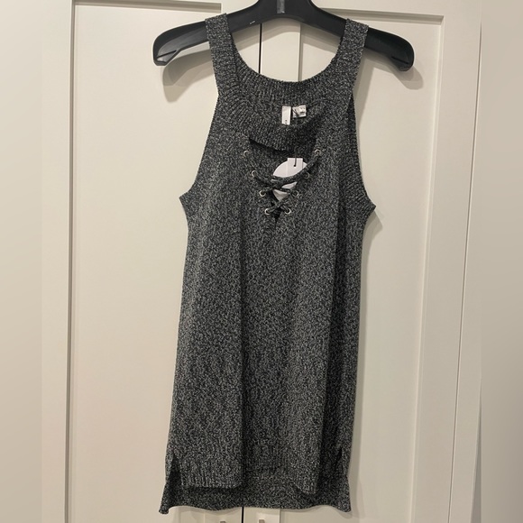 Interesting knitted top. - Picture 1 of 5